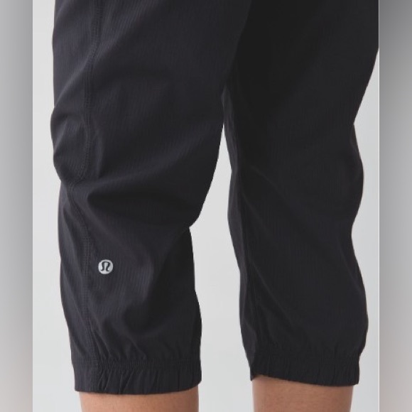 Lululemon Studio Crop II Size 8 Black - Picture 3 of 8